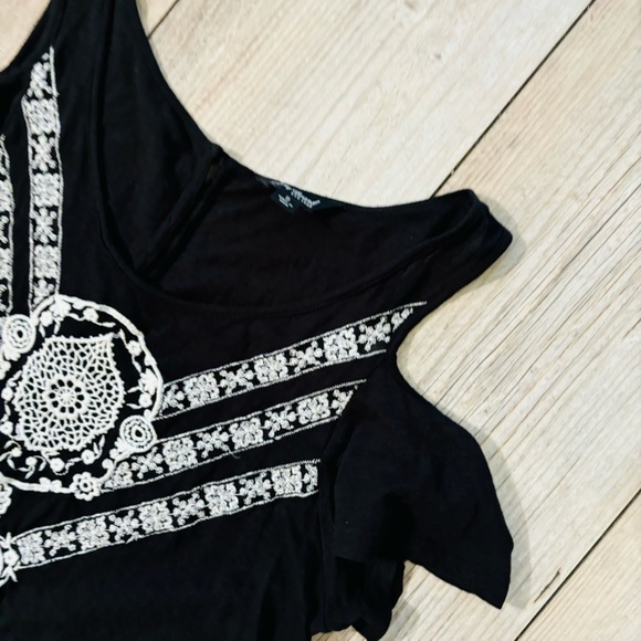 Small Lucky Brand Peek a Boo Shoulder Black and Lace Top - Picture 2 of 4